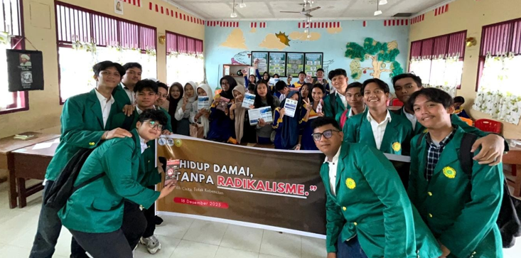 Mahasiswa Universitas Muhammadiyah Riau melaksanakan kegiatan sosialisasi Anti Radikalisme di Sekolah Menengah Atas Negeri 5 Tapung